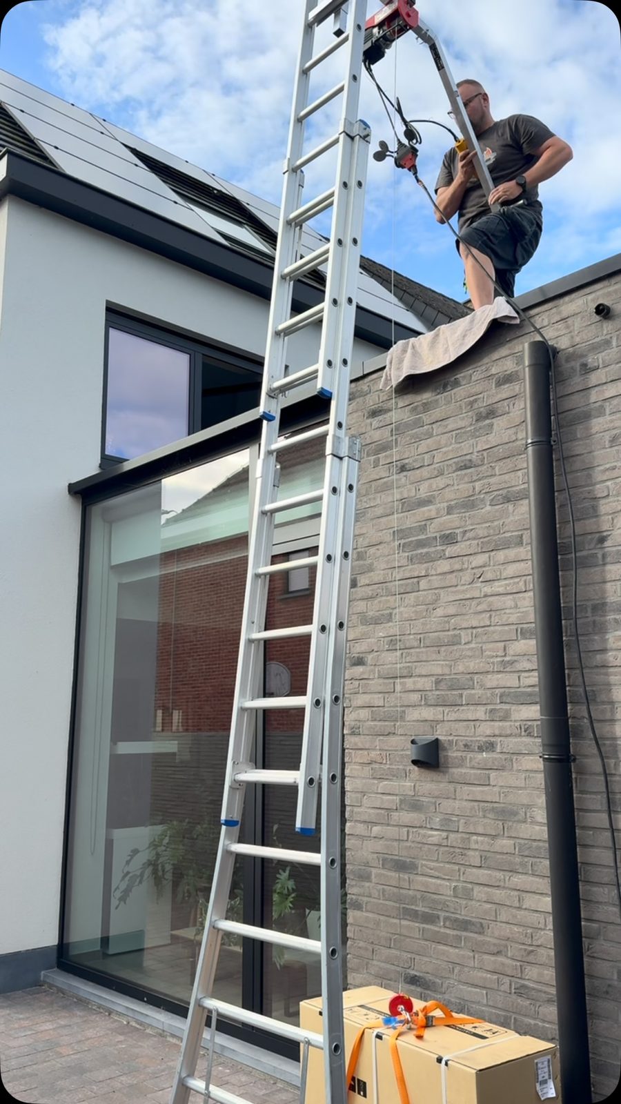 Buitenunit op zijn plaats met de HVAC-lift. Gecontroleerd, en zonder r